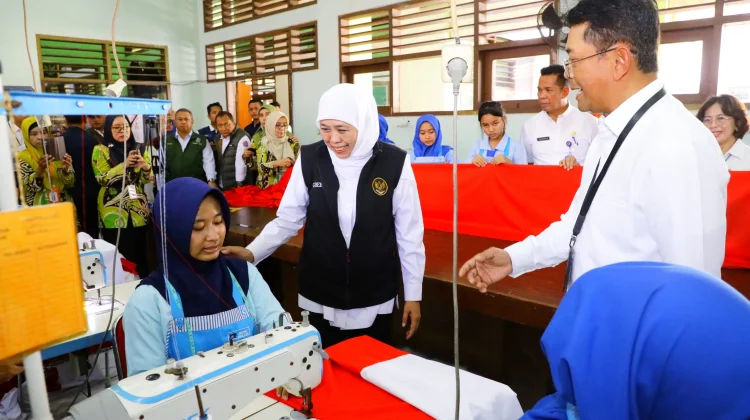 Khofifah Respons Kritik Dewan Jatim tentang Lama Sekolah Sampai SMP