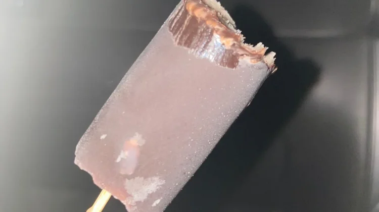 Es Cokelat Jadul Manukan Viral saat Cuaca Terik