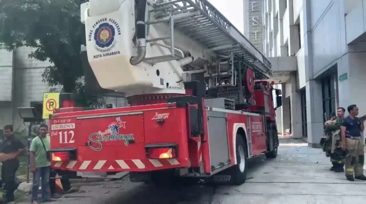 Kerahkan Bronto Skylift, Kebakaran RSUD Soetomo Berhasil Dipadamkan