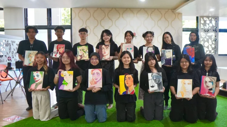 Mahasiswa DKV Ubaya Pamer Lukisan Karakter di Buku