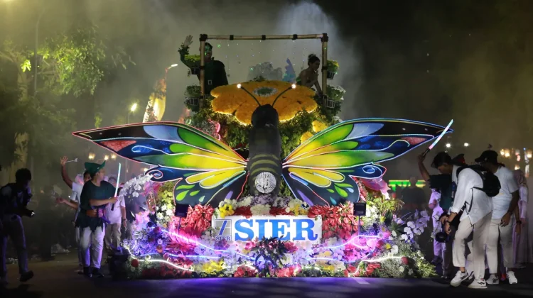 Parade Kupu-Kupu Robotik SIER Karya ITS Memukau di Surabaya Vaganza 2026
