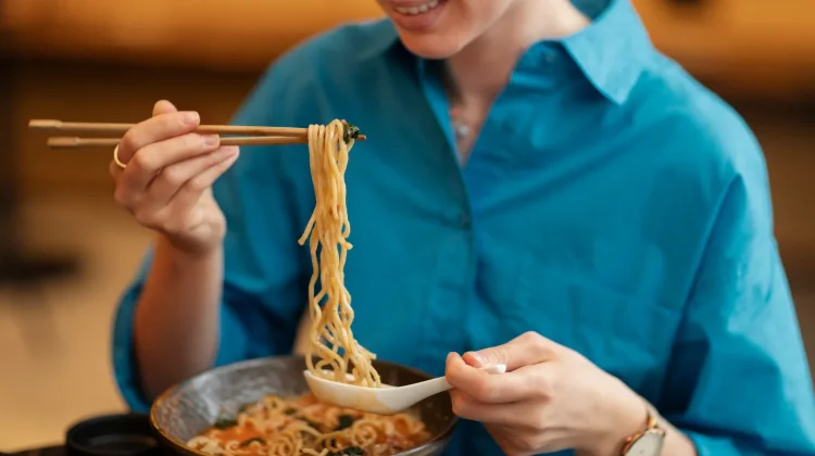 Budaya Menyeruput Mie di Jepang Jadi Tradisi Unik