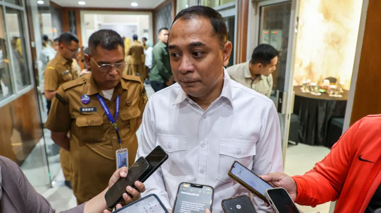 Berangkat Haii, Walikota Eri Tunjuk Armuji dan Syamsul Jadi PLH