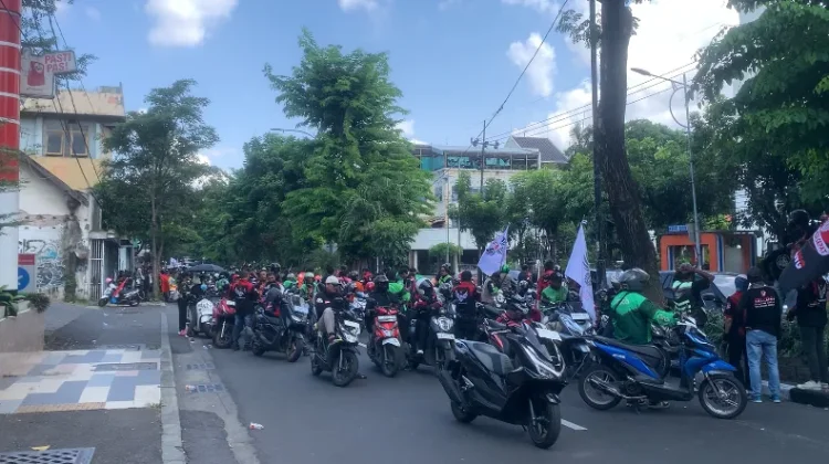 Ribuan Ojol Lakukan Sweeping saat menuju Titik Unjuk Rasa