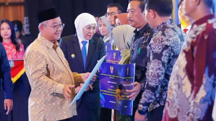 Gubernur Khofifah dan Mendikdasmen Lepas Ribuan Pekerja Migran SMK