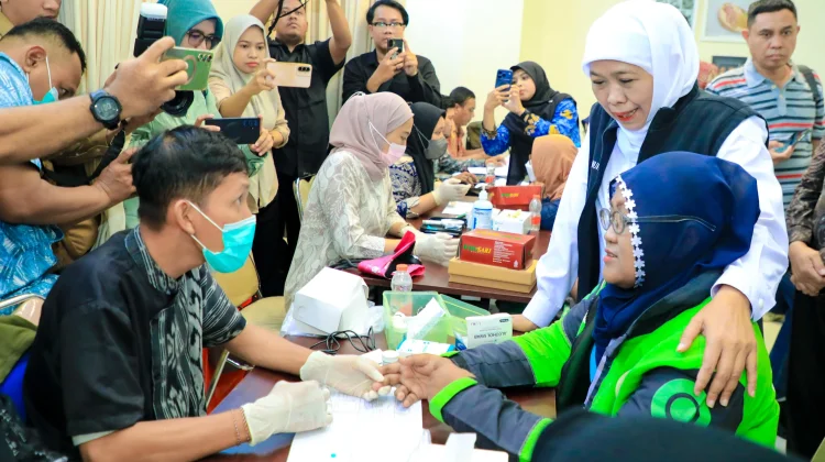 Gubernur Khofifah Tinjau CKG untuk 1.000 Driver Ojol