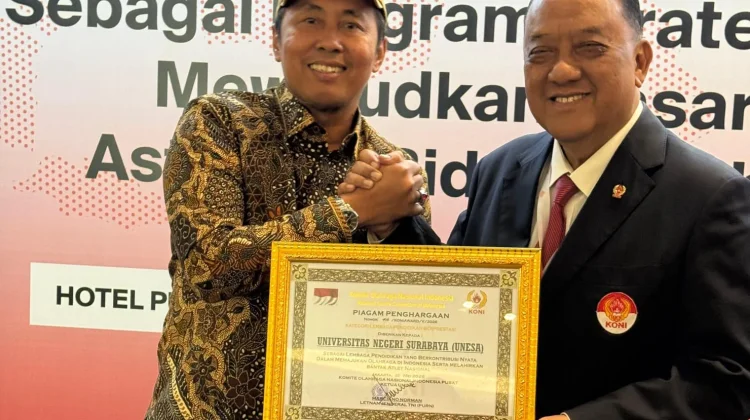 Unesa Raih Penghargaan KONI sebagai Lembaga Pendidikan Berprestasi