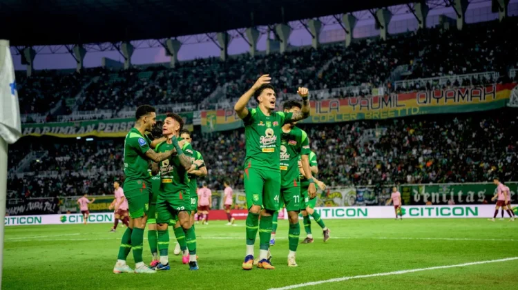 Bahas Transfer Pemain, Pelatih Persebaya Jawab Candaan Bintang Dunia