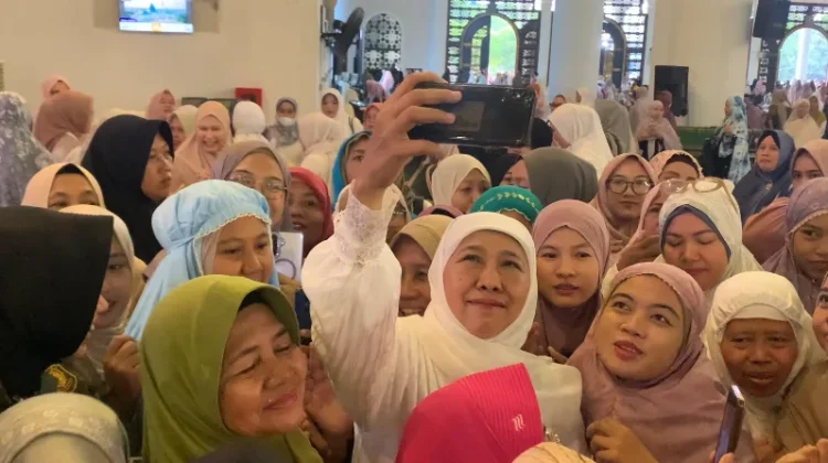 Gubernur Jatim Khofifah Ikuti Shalat Idul Adha 1447H di Masjid Al Akbar Surabaya
