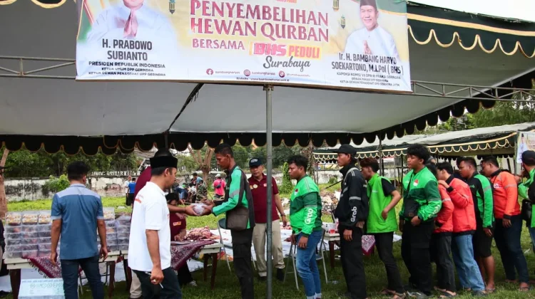 Antusiasme Sopir Ojol dan Pengayuh Becak Terima Paket Daging Kurban