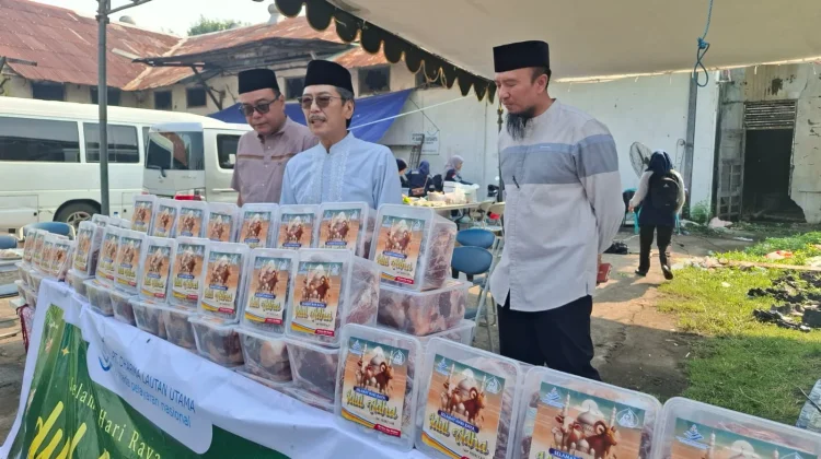 Ribuan Paket Daging Kurban Dibagikan untuk Warga Surabaya