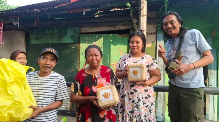 Forwan Surabaya Bagikan 500 Paket Daging Kurban untuk Pekerja Informal