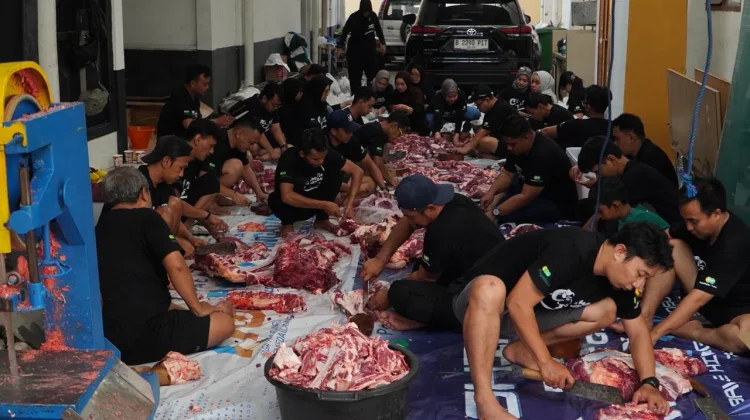 Pegadaian Kanwil XII Surabaya Bagikan Sekitar 1.000 Paket Daging Kurban