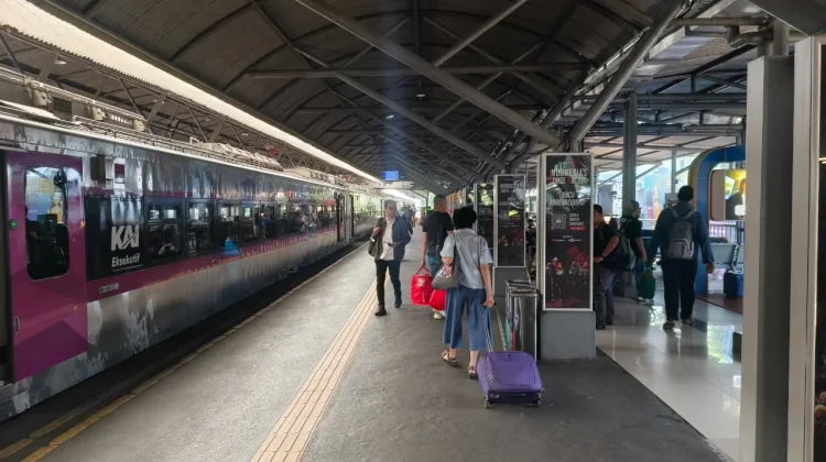Hari Terakhir Libur Panjang, Kedatangan Penumpang Kereta di Surabaya Capai 25 Ribu