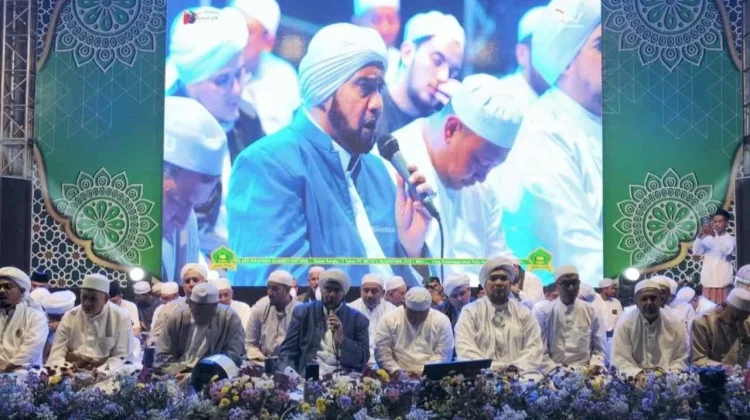 Puluhan Ribu Jamaah Ikuti Sholawat dan Doa Bersama Habib Syech