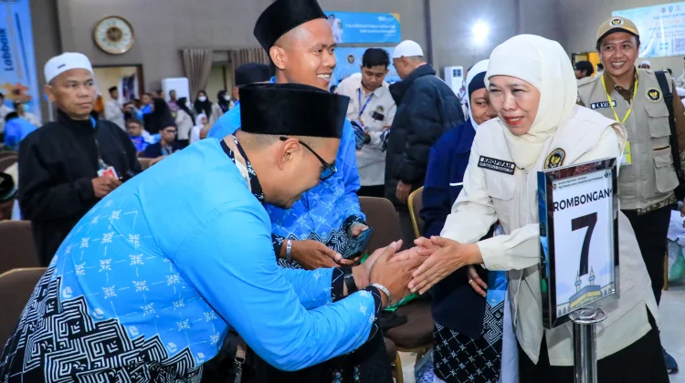 Gubernur Khofifah Sambut Kepulangan Jemaah Haji Kloter I di Asrama Haji