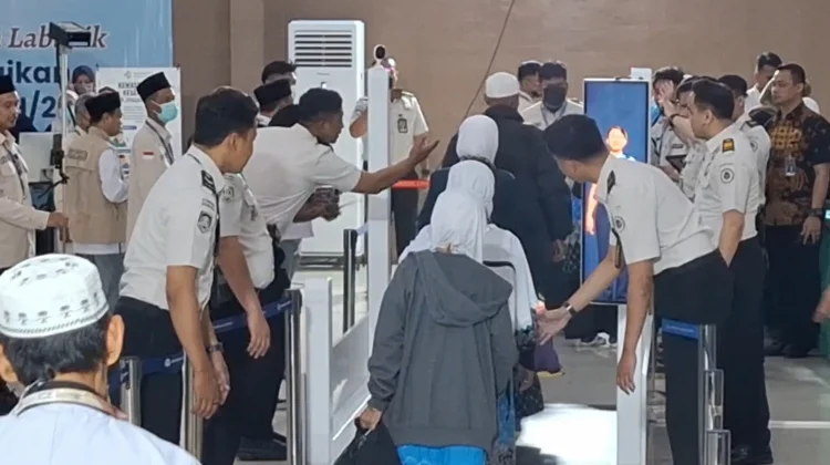 Pemeriksaan Iris Mata Pangkas Antrean Jemaah Haji di Debarkasi Surabaya