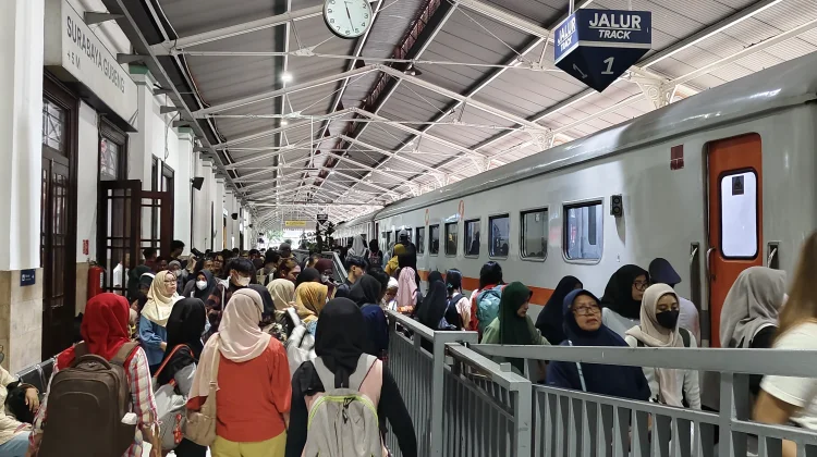 Transportasi Jatim April 2026, Penumpang Pesawat dan Kereta Sama-Sama Menurun