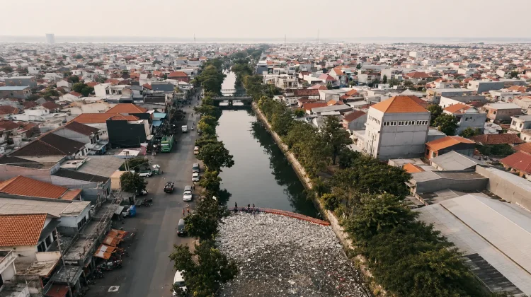 DLH Optimalkan 14 CCTV Awasi Pembuang Sampah Liar di Kali Tebu