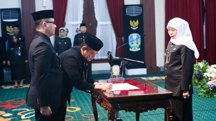 Khofifah Lantik 65 Kepala Sekolah, Tekankan Penguatan Mutu Pendidikan
