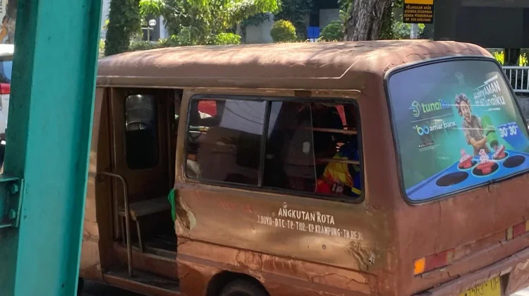 Tergerus Zaman, Angkot 'Lyn' Surabaya Berjuang Bertahan Hidup diera Modern