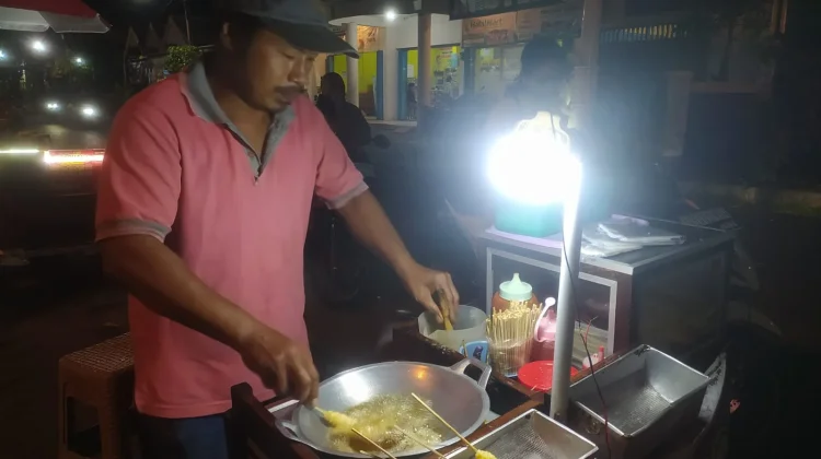 Kisah Syaiful, Penjual Telur Gulung yang Bertahan demi Keluarga