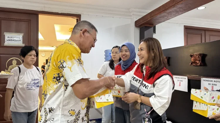 Pertamina dan Vihara Dhammadipa Salurkan 200 Paket Sembako pada Momentum Waisak