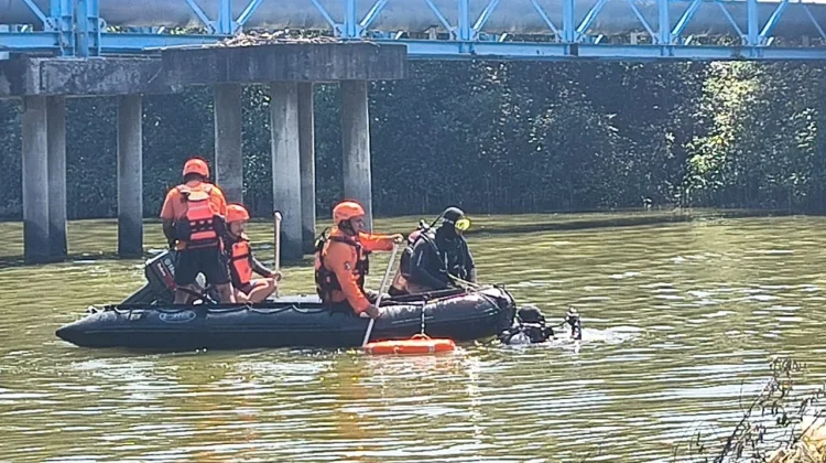 Pemancing Tenggelam di Kali Lamong, Tim SAR Lanjutkan Pencarian Besok
