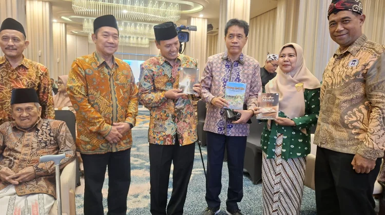 Siswa SD Luncurkan Tiga Buku saat Kelulusan