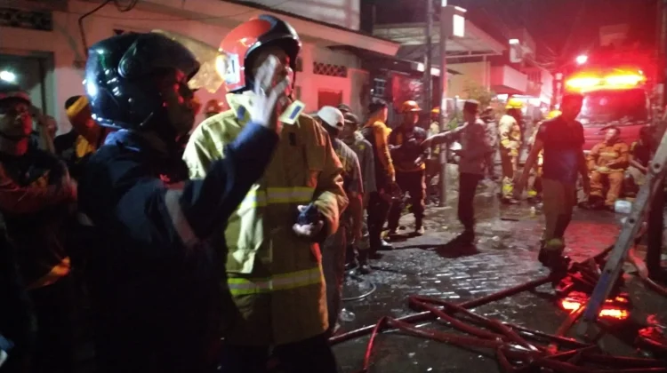 Rumah di Ampel Terbakar, 4 Penghuni Terjebak Dievakuasi
