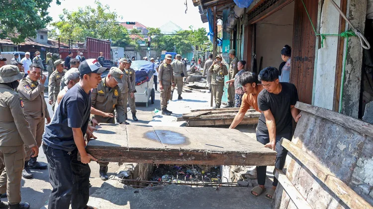 Pemkot Surabaya Tertibkan Lapak PKL di Jalan Gembong Tebasan