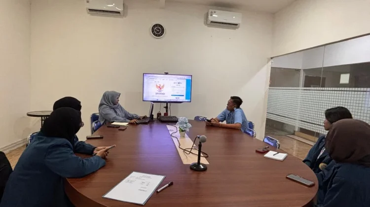 Mendalami Manajemen Arsip dan Dokumen, Mahasiswa D-IV Kearsipan UNAIR Kunjungi RRI