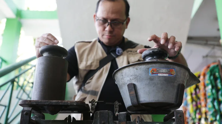 Pemkot Surabaya Pastikan Akurasi Timbangan Pedagang lewat Tera Gratis