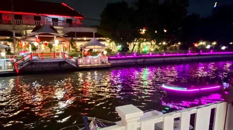 Gemerlap Kalimas: Menikmati Sisi Romantis Kota Surabaya di Kala Malam