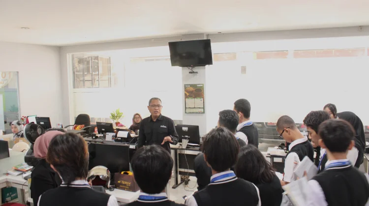 Dari Kelas ke Studio: SMK Global Multimedia Belajar Broadcasting di RRI Surabaya