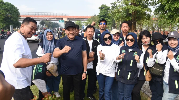 Subandi-Mimik Pimpin Gerakan Tanam Ribuan Pohon di Sidoarjo