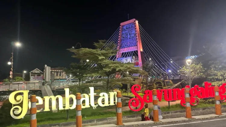 Pesona Malam Jembatan Sawunggaling: Gemerlap Lampu Warna-Warni Manjakan Mata