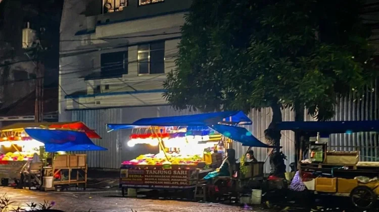 Tetap Benderang di Kala Subuh, Lapak Bunga di Kedungdoro Setia Layani Pembeli 24 Jam
