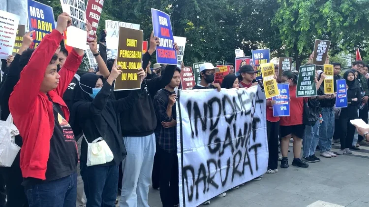 Aliansi Rakyat Menggugat Sampaikan Aspirasi di Grahadi