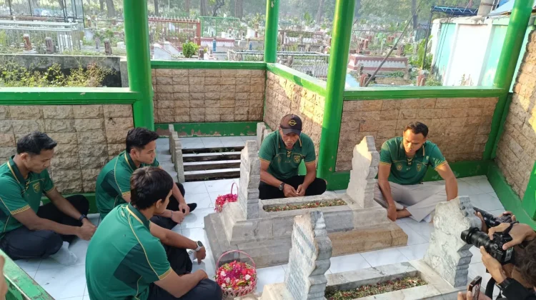 Ziarah ke Makam Pendiri, Pemain Persebaya Diajak Mengingat Akar Sejarah Klub