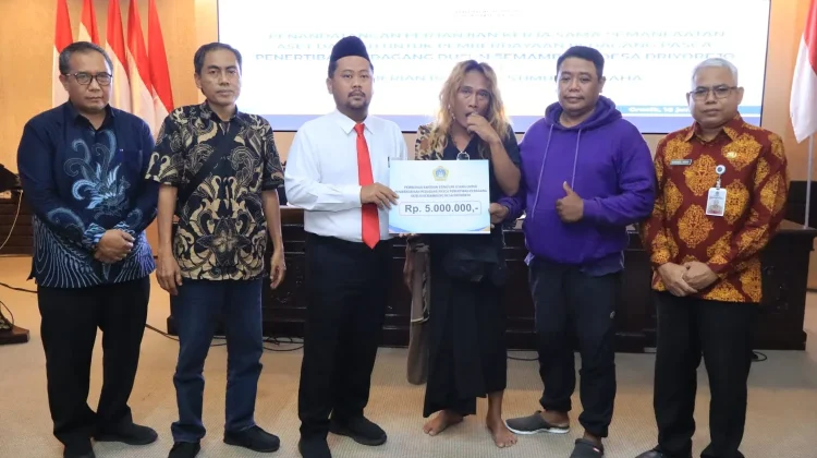 Pemkab Gresik Salurkan Bantuan Modal dan Siapkan Lahan Relokasi untuk PKL