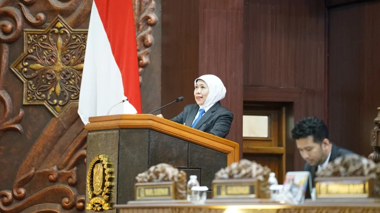 Gubernur Khofifah Sampaikan Nota Keuangan Pelaksanaan APBD 2025