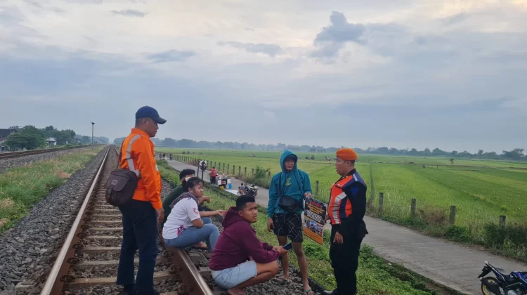KAI Daop 8 Surabaya Imbau Anak Tidak Bermain di Jalur Kereta saat Libur Sekolah