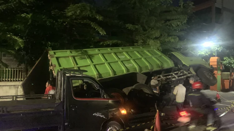 Truk Muatan Pasir Seberat 50 Ton Ambles di Kawasan Rungkut