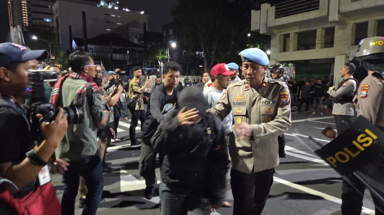 Belasan Demonstran Diamankan usai Aksi di Depan Grahadi Berujung Ricuh