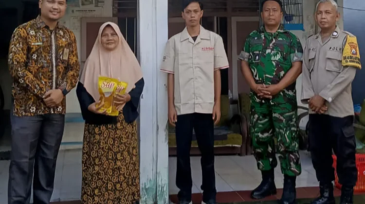 Peserta PKN LAN Salurkan 100 Liter Minyak Goreng untuk Warga