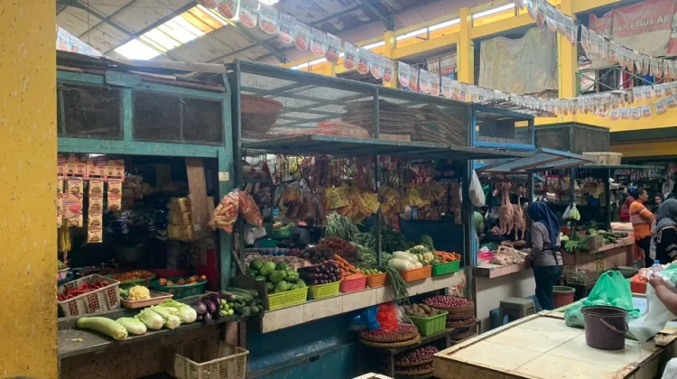Sejumlah Pedagang di Pasar Soponyono Rungkut Surabaya Keluhkan Sepi Pembeli