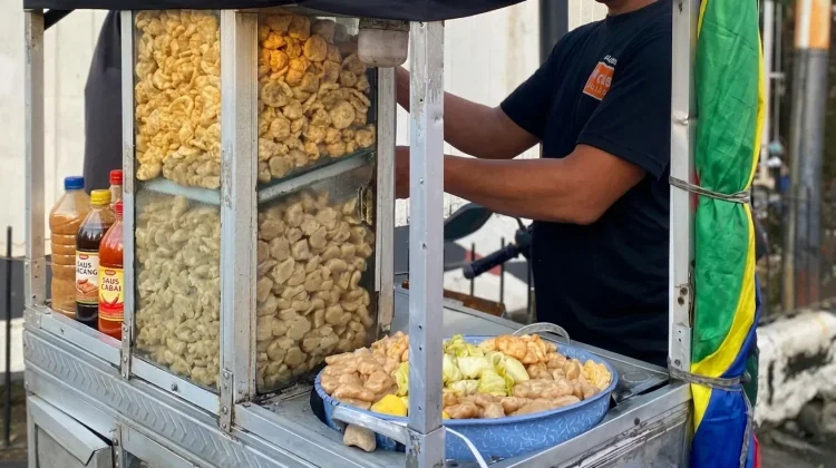 Menolak Punah! Menelusuri Eksistensi dan Asal-Usul Siomay Jadul Gerobak