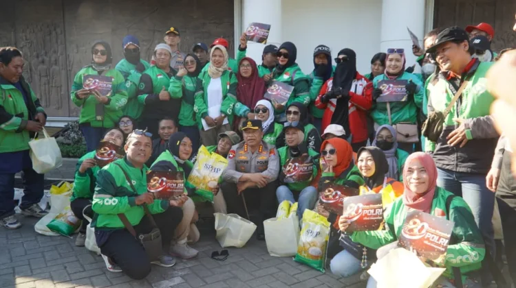 Hari Bhayangkara, Polrestabes Surabaya Bagikan 100 Paket Sembako Gratis