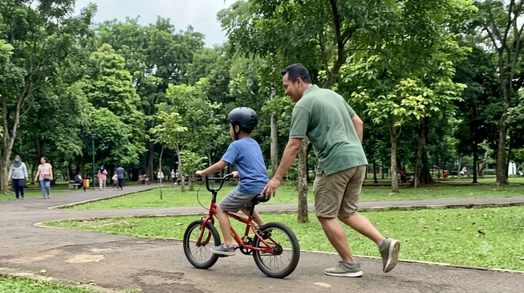 Ayah Jaman Sekarang Harus ikut Mengasuh Anak